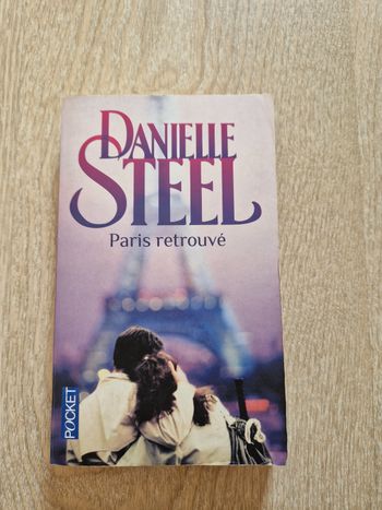 Livre Danielle Steel " Paris retrouvé "