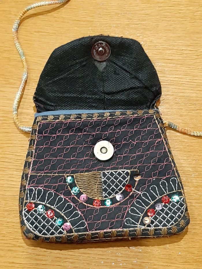Sac pochette brodé avec sequins - photo numéro 3