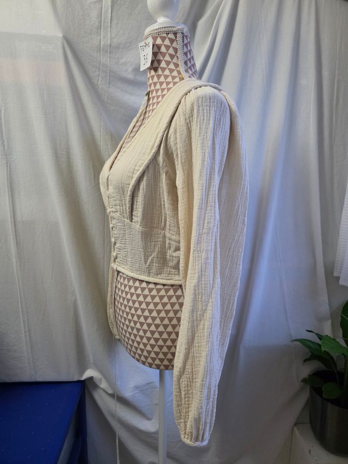 Blouse, crème, neuve, en coton, largeur d'épaule 35cm, largeur sous bras 45cm, longueur 41cm, marque Kiabi =10€ - photo numéro 2
