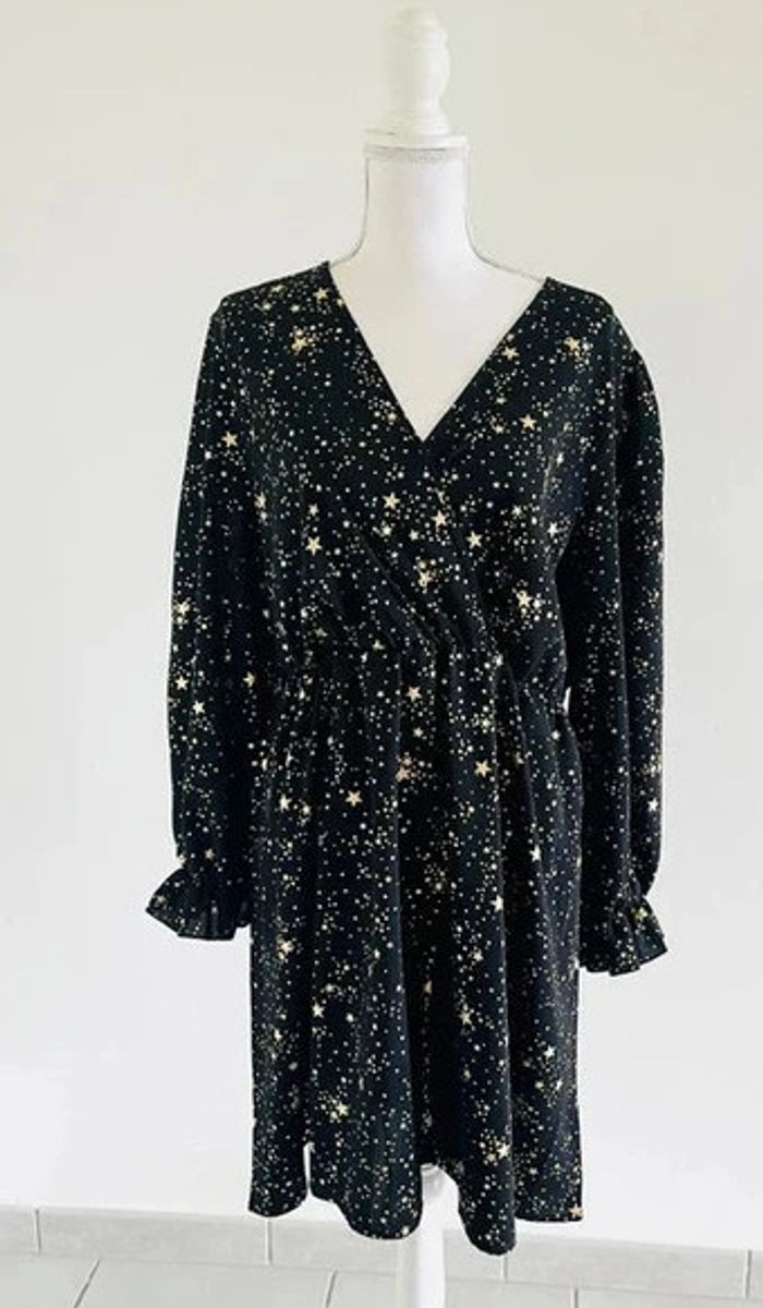 Robe noire brillantes avec des étoiles et les manches resserrées