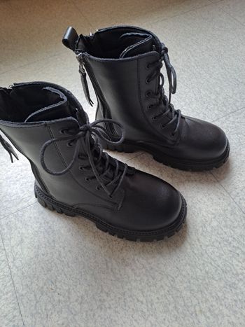 Bottine fille noire style rangers / P. 34 / Quasi Neuve