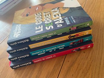 4 livres Kinra Girls présentation des héroïnes tomes K, I, N, A