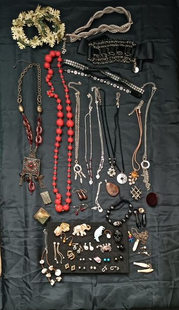 Lot hétéroclite de bijoux fantaisie 