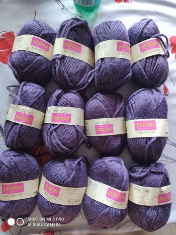 Lot de pelotes de laine violettes