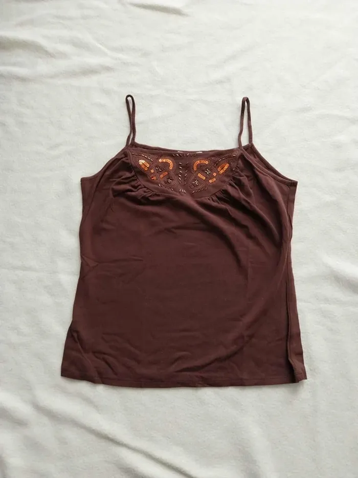 Haut marron fonce avec brillant T38