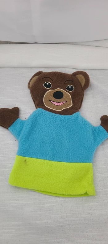 Doudou marionnette Petit ours brun BAYARD bleu vert
