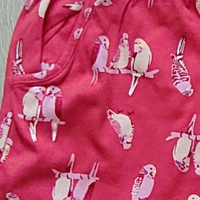 Tres joli short rouge motif perroquet. Fille 8 ans. Marque H&M - photo numéro 2
