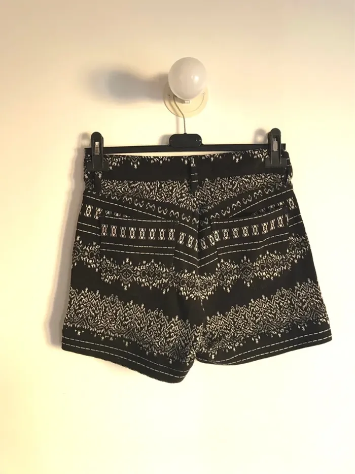 Short d’hiver noir à imprimés blanc taille 36 neuf jamais porté - photo numéro 7