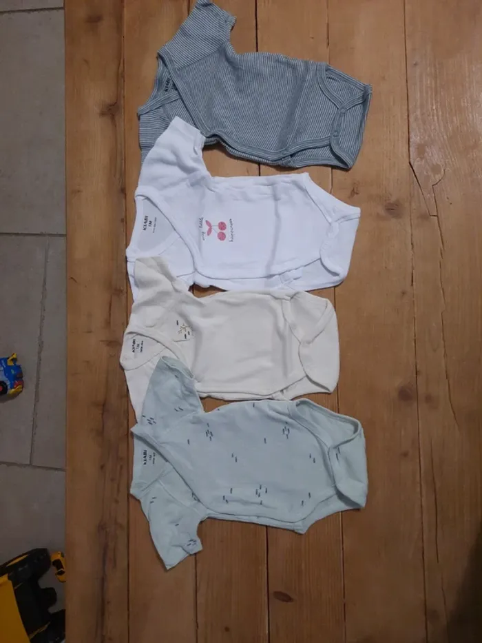 Lot de 4 bodies MC kiabi