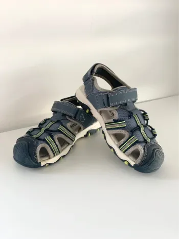 Paire de sandales / nu pied a scratch pour enfant. Taille 30
