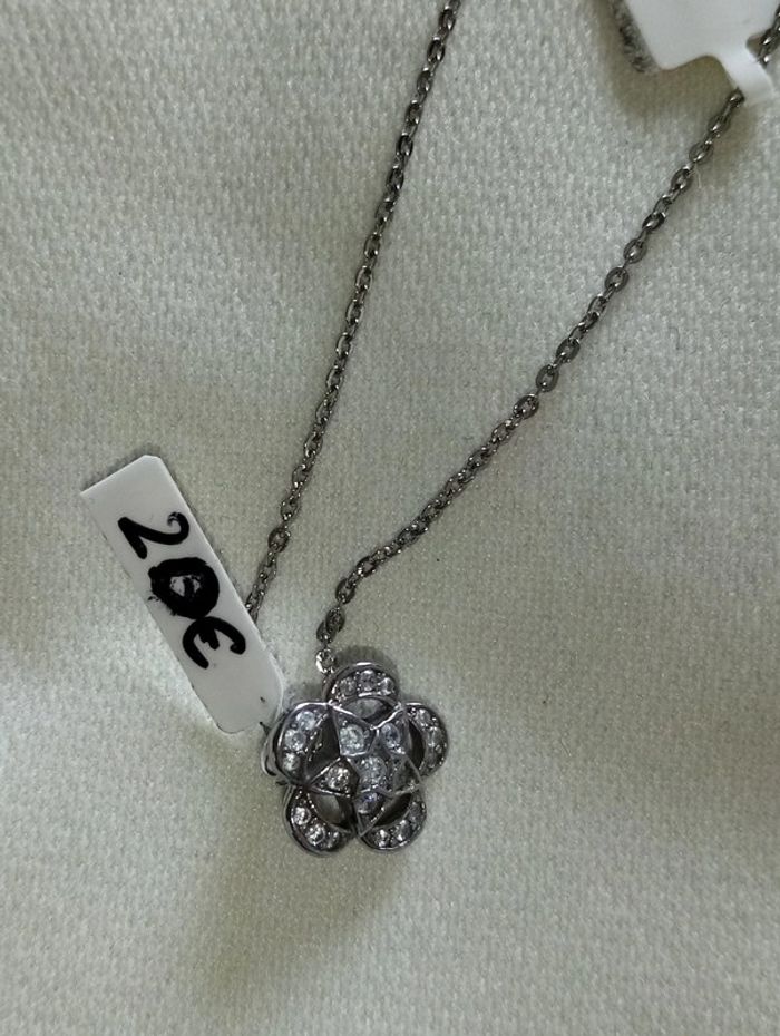 Collier et pendentif fleur magnetix