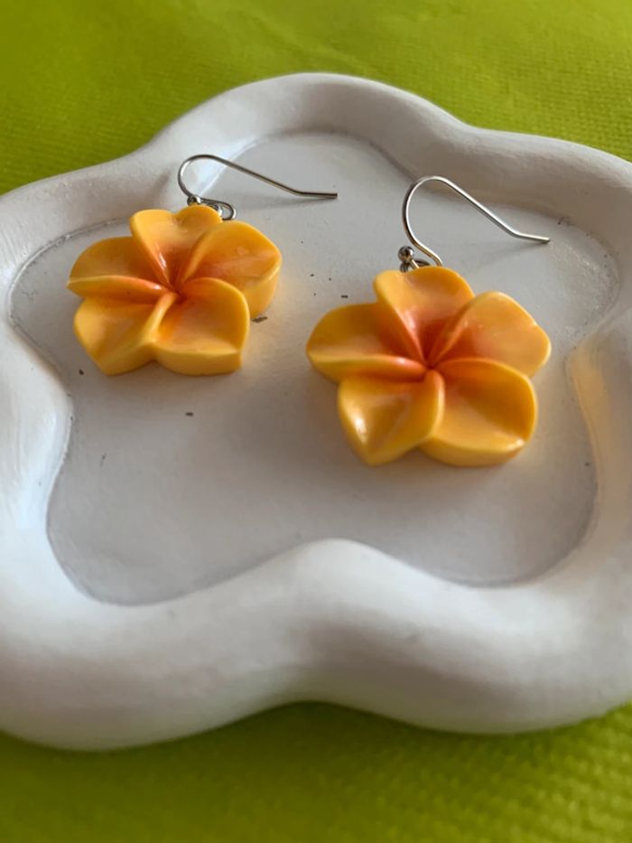 Boucles d’oreilles fleur d’hibiscus jaune en résine - photo numéro 6