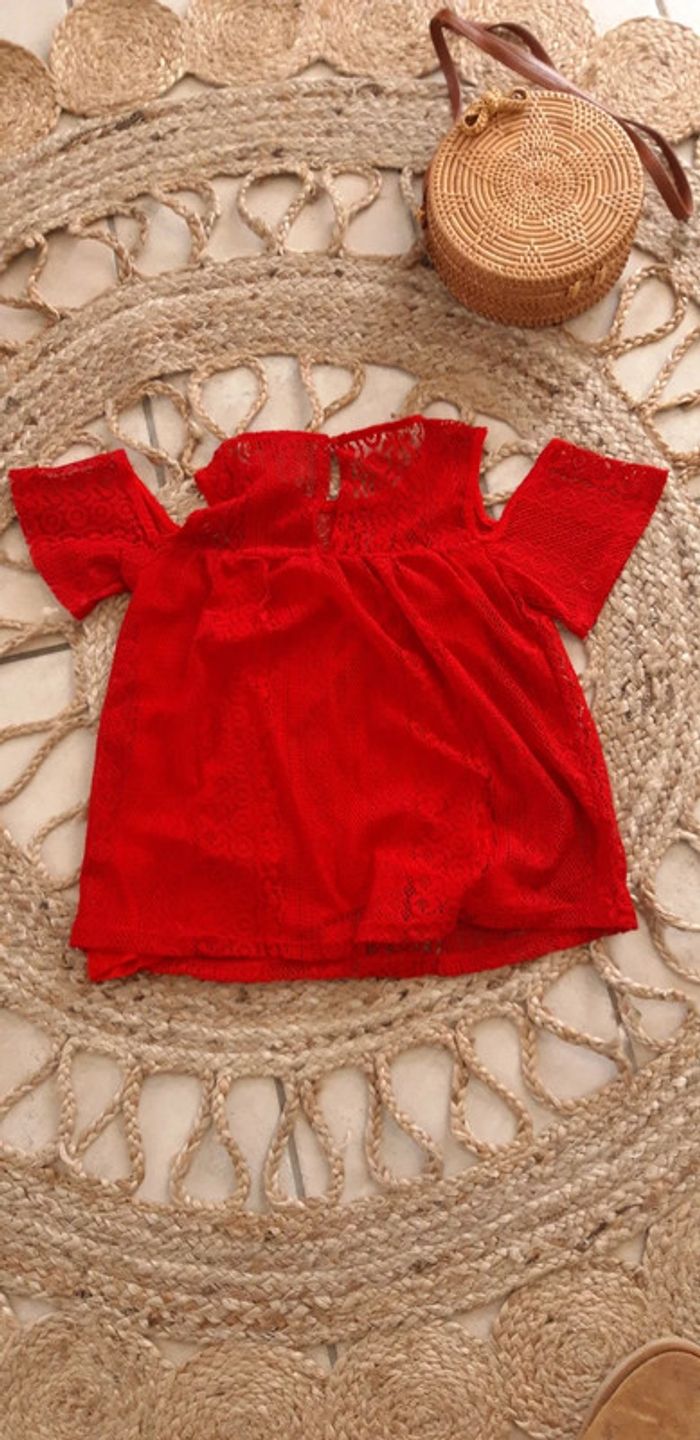 Tee-shirt dentelle rouge épaules dénudées - photo numéro 2