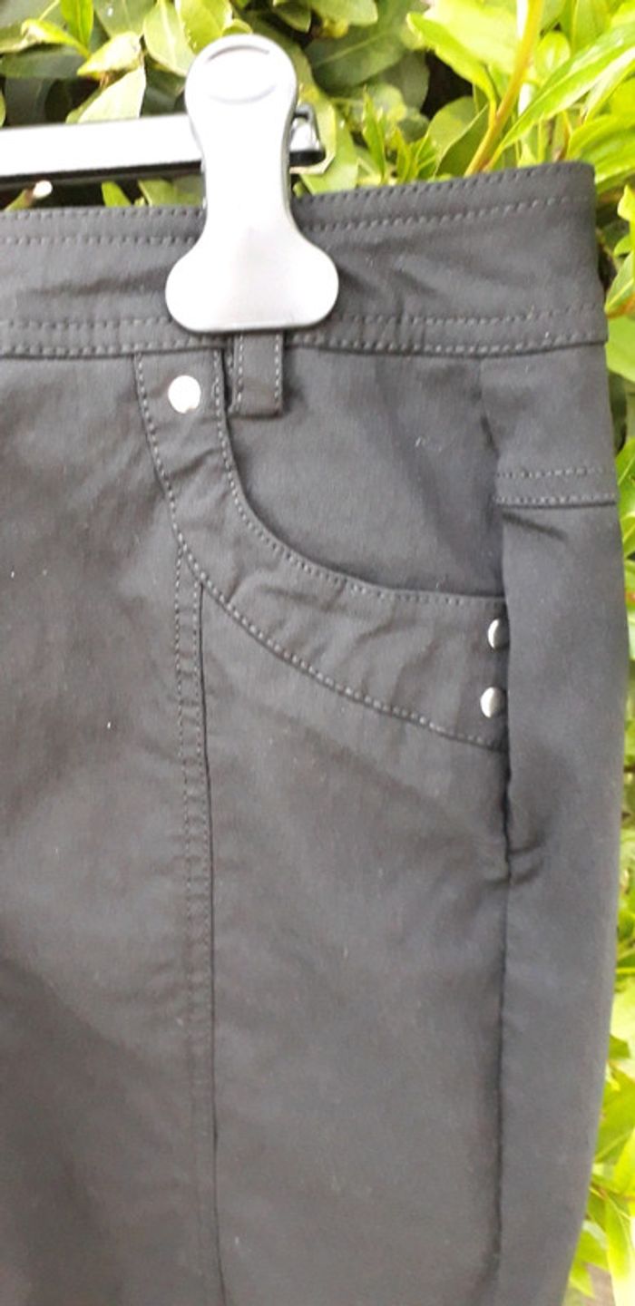 Jupe noir en elasthanne taille 46/48 - photo numéro 2