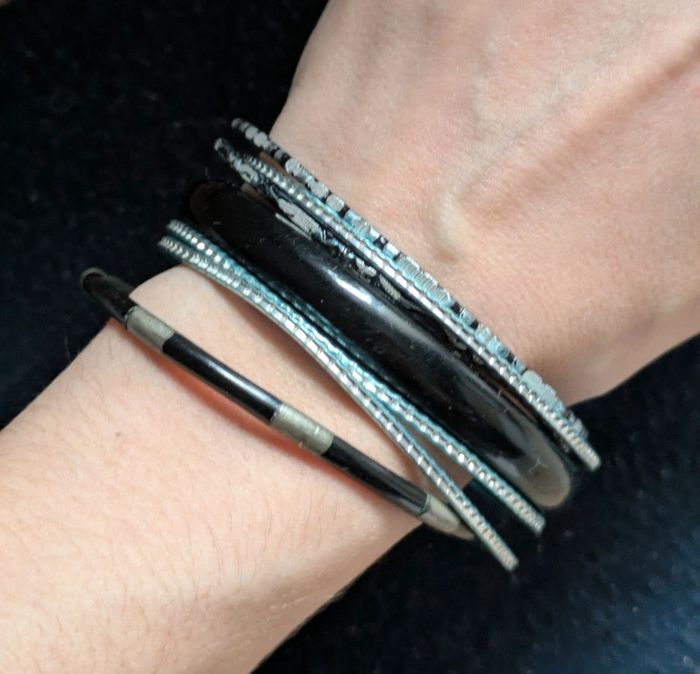 Lot de joncs noirs et bleus