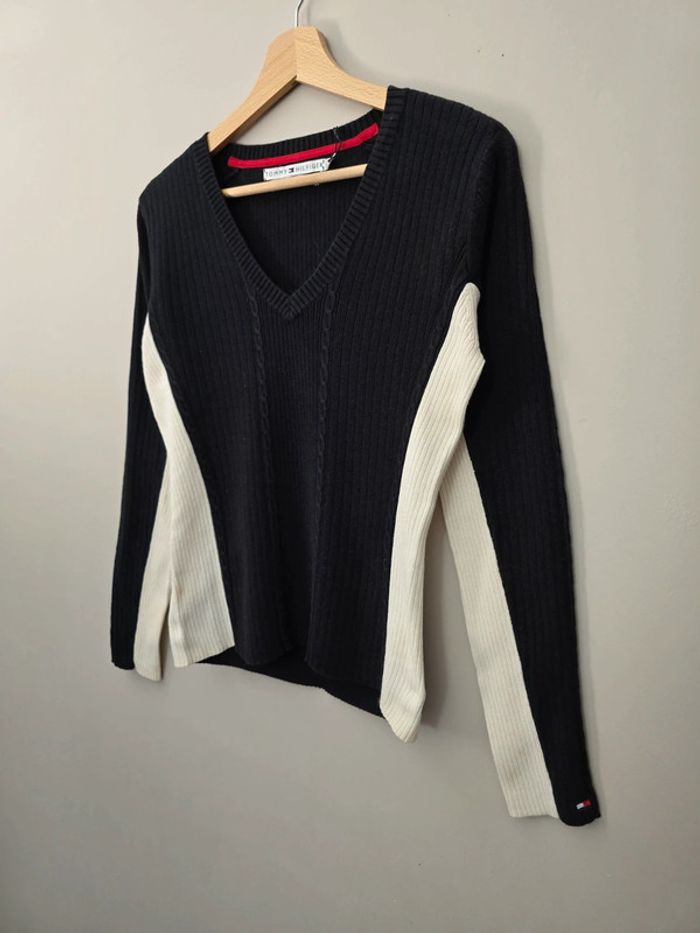 Pull Tommy Hilfiger col V noir et blanc rayé M / chic casual léger - photo numéro 2
