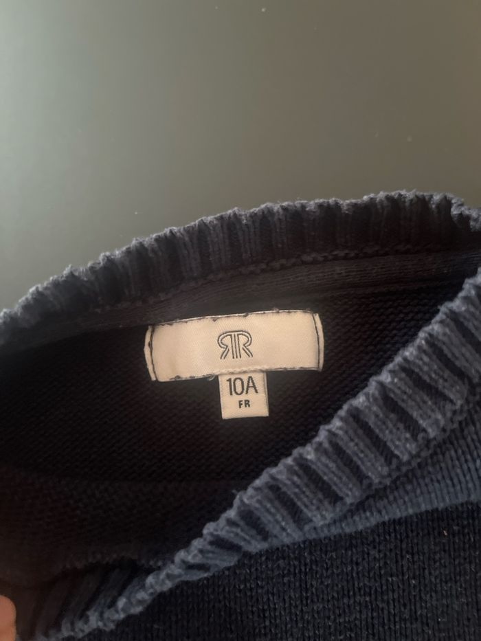 Pull bleu marine avec liserés rouges - photo numéro 3