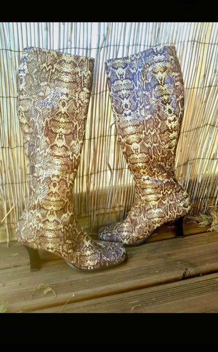 paire de bottes à talons bobine effet python serpent. - photo numéro 2