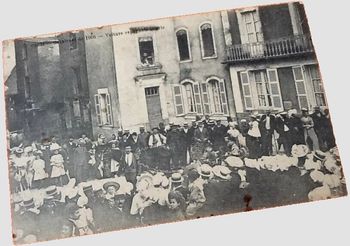 Carte postale ancienne Candé (Maine-et-Loire) Cavalcade de 1906 Voiture espagnole fleurie
