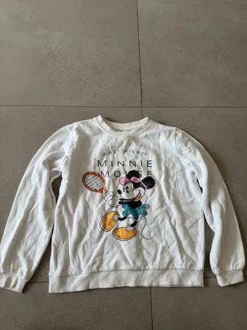 Pull disney taille M, il y a une tache