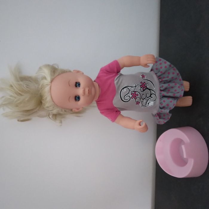 Poupée et ses accessoires