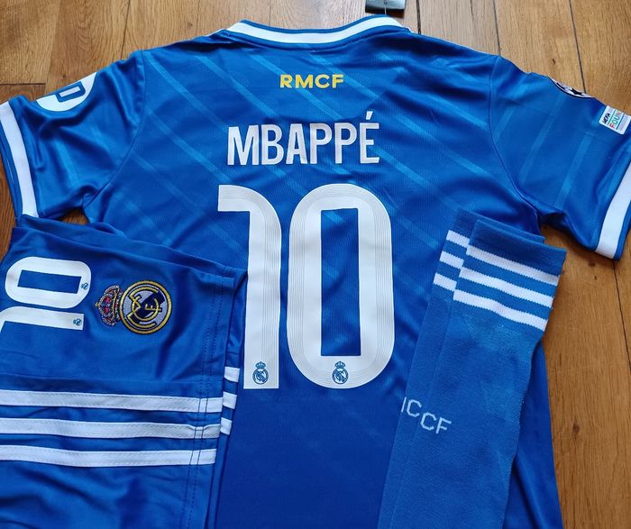 Maillot taille 14 ans  tenue Mbappe Real de Madrid bleu extérieur