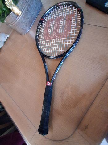 Raquette de tennis de marque avec sa protection 