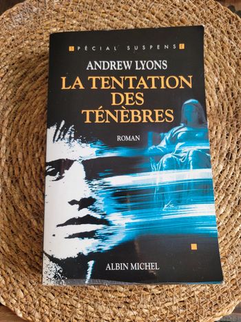 La tentation  des ténèbres. Suspense