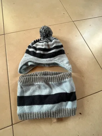 Ensemble tour de cou + bonnet taille 23/36 mois