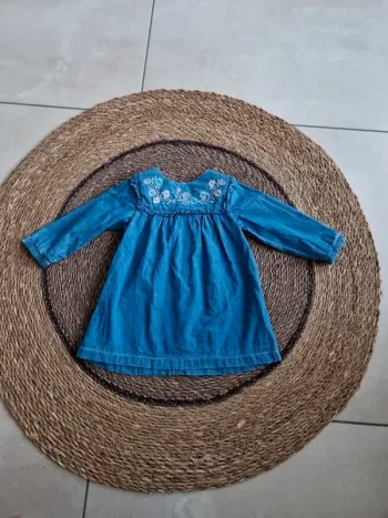 Jolie robe en jean avec broderies fille taille 9 mois