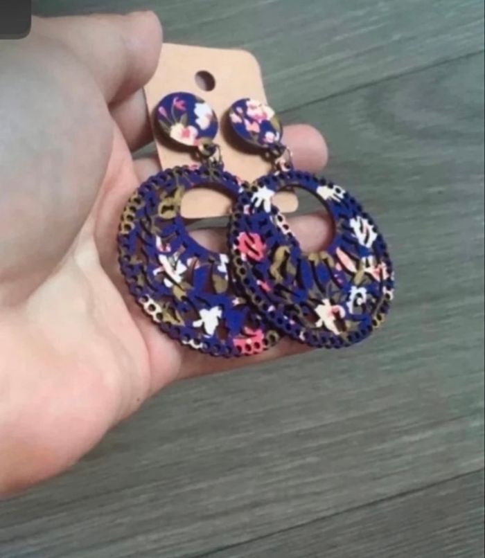 Boucles d’oreilles NEUVES avec étiquette pour femme forme ronde couleur violet foncé - photo numéro 5