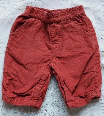 Adorable short en velours rouge, Kiabi, en très bon état, taille 1 mois