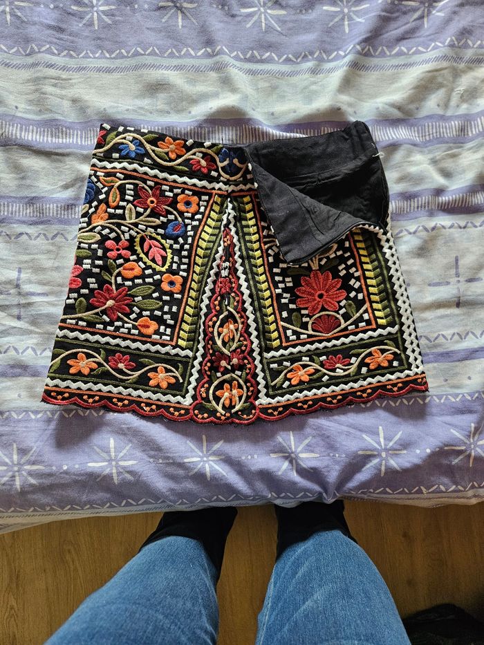 Jupe fond noire, fleur orange liseré bordeaux en bas. - photo numéro 2