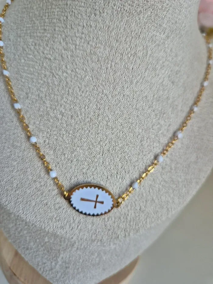 Collier style gigi dorée en acier inoxydable perles résines blanches avec médaille croix - photo numéro 4