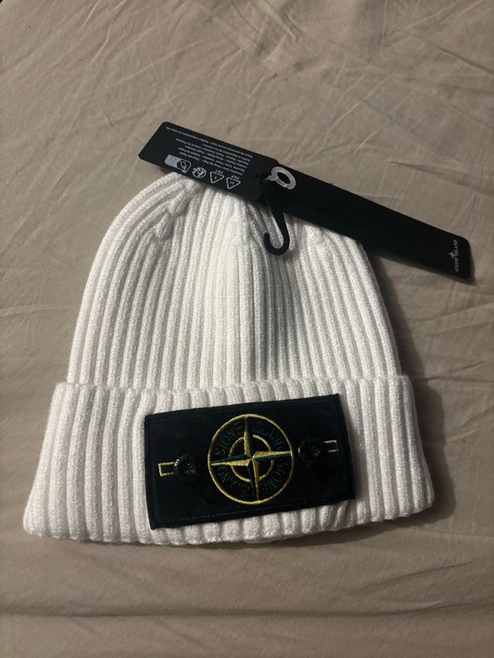 Bonnet blanc neuf avec étiquette