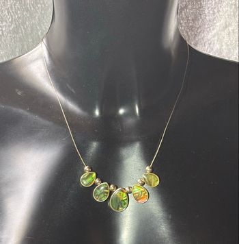 Collier argenté et vert en nacre d’ormeau – Éclat naturel 🌿✨