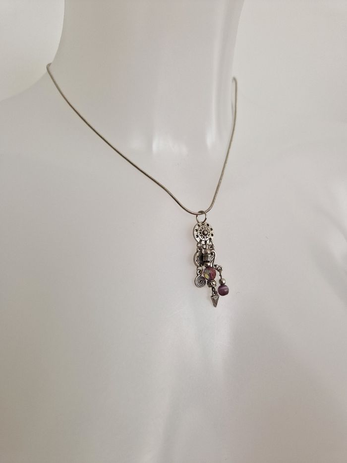 Collier argenté avec décorations et perles rosées - photo numéro 5