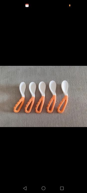 Cuillères bébé ergonomique parfaites quand bébé commence à manger seul
1 seule à servie 
En parfait etat