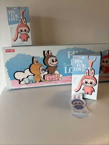 Labubu pin for love - O