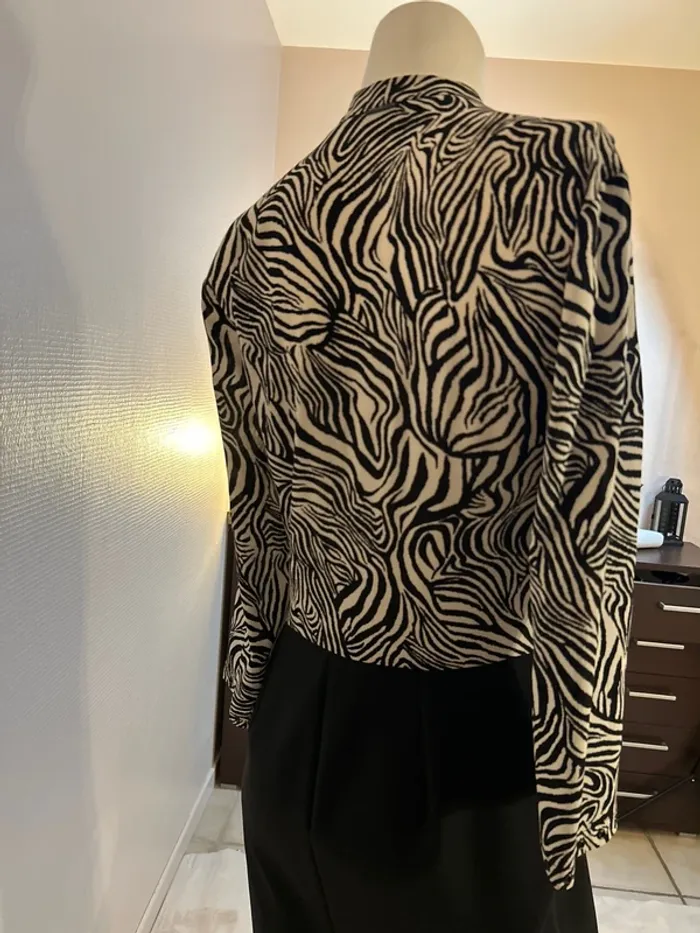 Robe courte one step sobre et élégante - photo numéro 5
