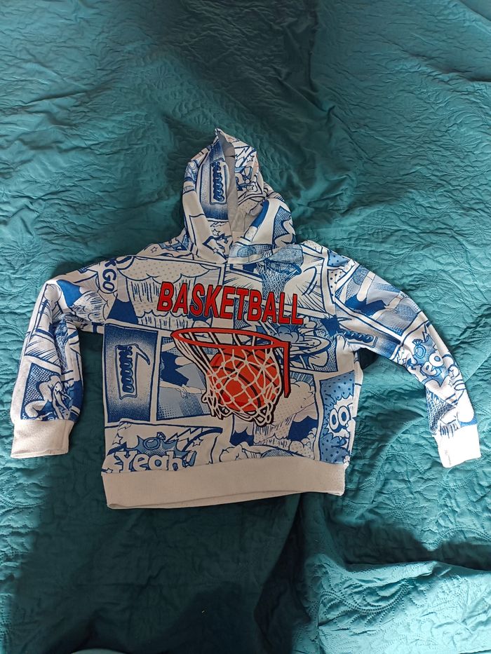 Pull à capuche basket 8 ans