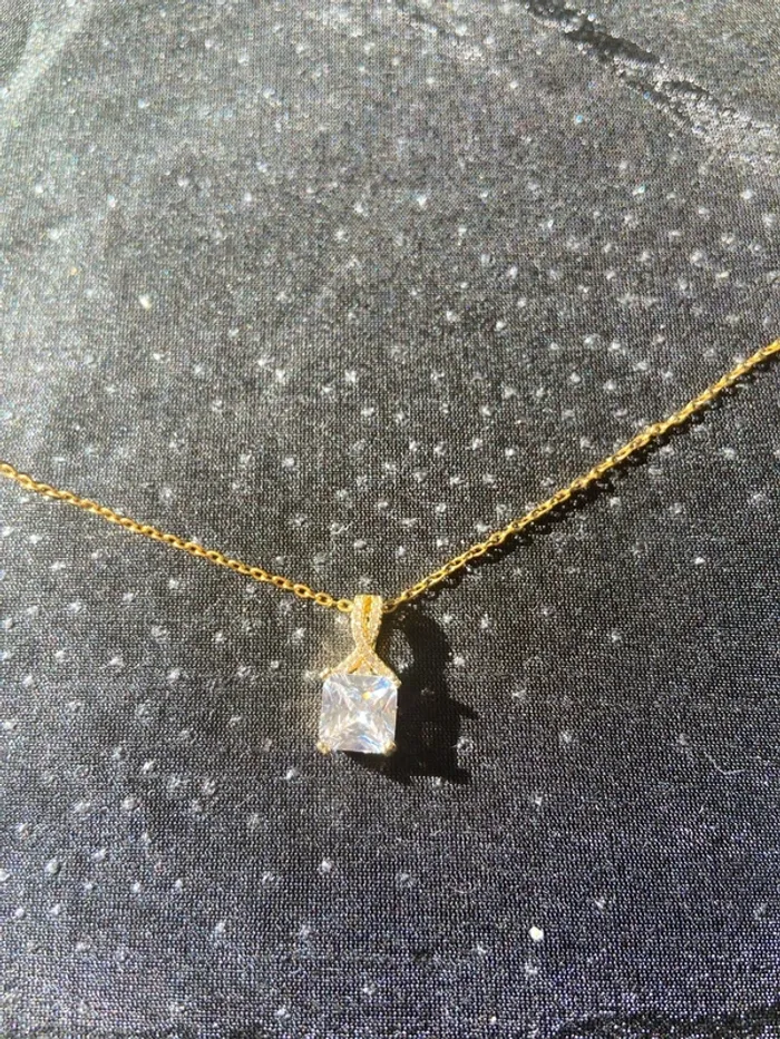Collier pendentif carré zircone doré