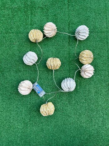 Guirlande lumineuse boules papier – Jaune et gris – fonctionne (sauf 1 led) – piles incluses