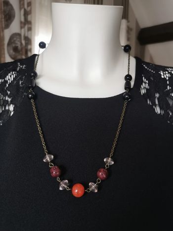 Sautoir de perles noir et rouge chaînette en métal