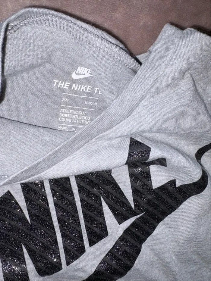 T-shirt Nike fille taille 24 mois gris en très bon état. - photo numéro 4
