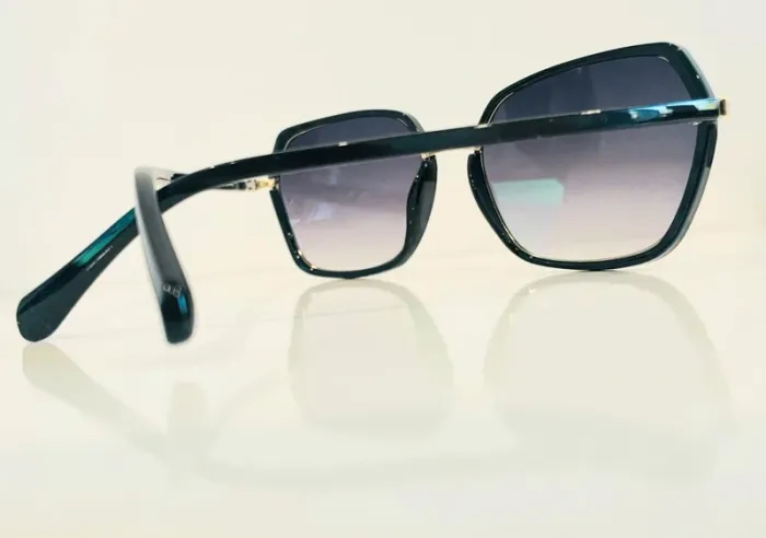 Lunette de soleil femme noire contour doré verres dégradés UV protection catégorie 3 - photo numéro 7