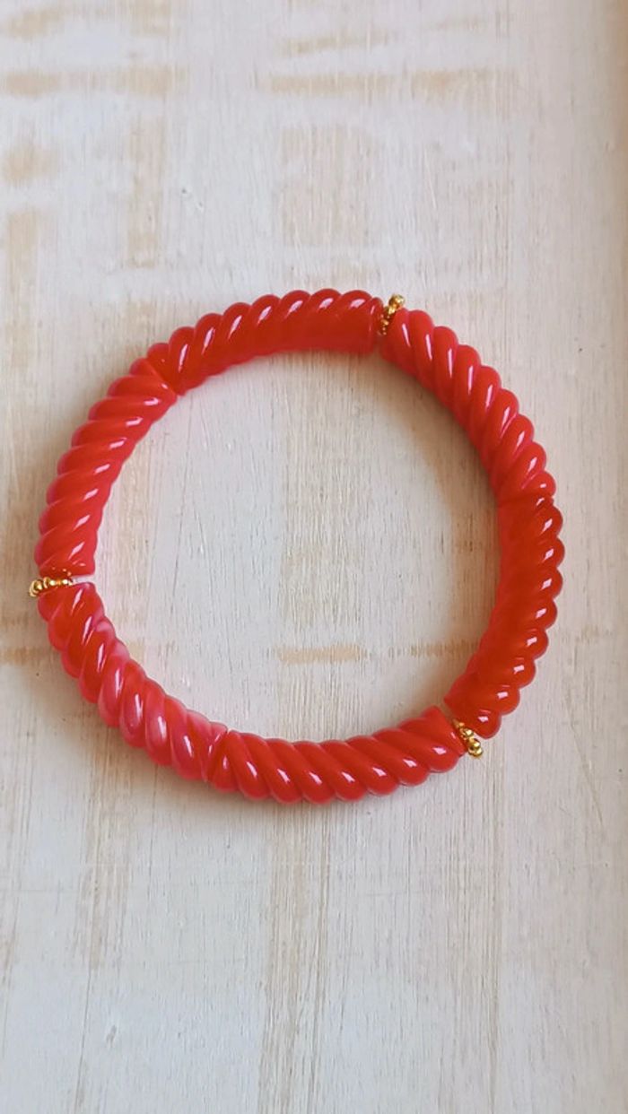 Joli bracelet en tubes acryliques rouges - photo numéro 2