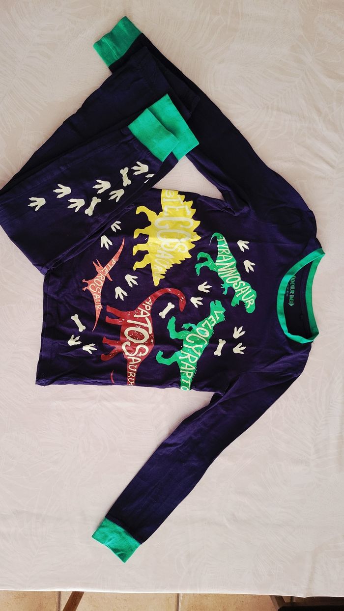 Pyjama dinosaures phosphorescent à manches longues en taille 7-8 ans.