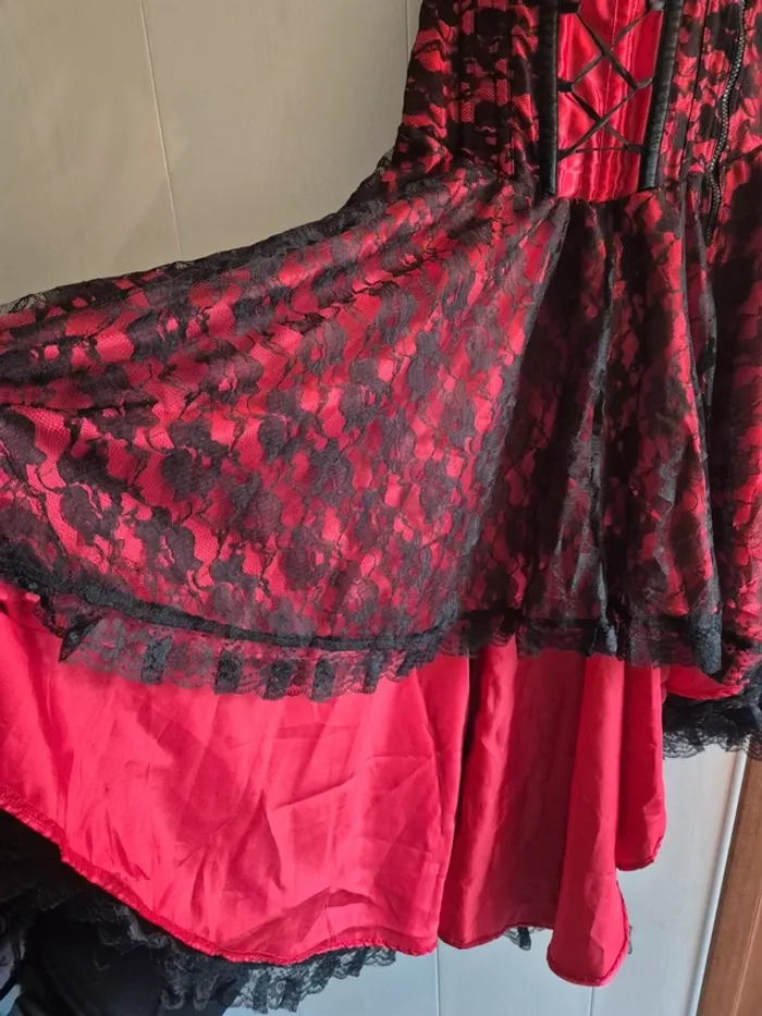 Robe gothique rouge avec dentelle - photo numéro 4