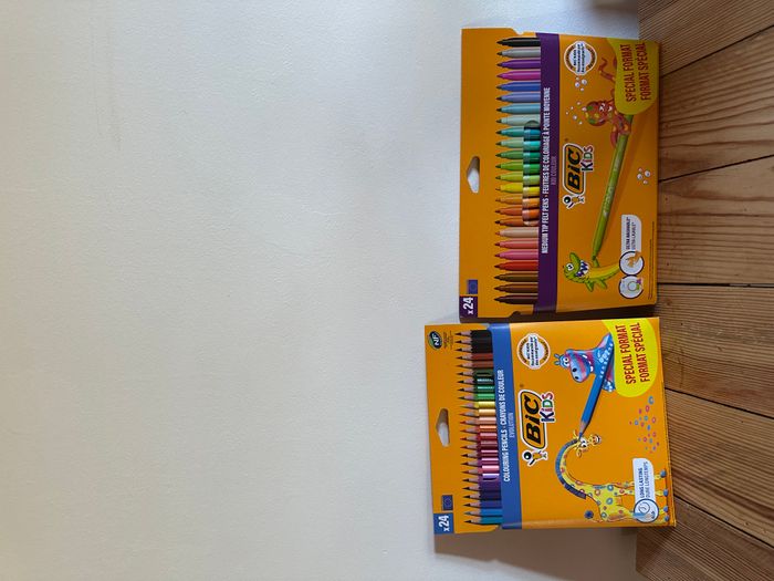 Fournitures scolaires : 24 Crayons de couleur + 24 Feutres Bic Kids